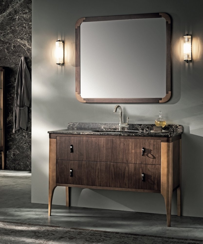 Koupelnová skříňka Gaia Mobili Majestic z masivního ořechu Canaletto. Moderní reinterpretace klasického stylu, čisté linie a hřejivá textura dřeva pro luxusní koupelnu.