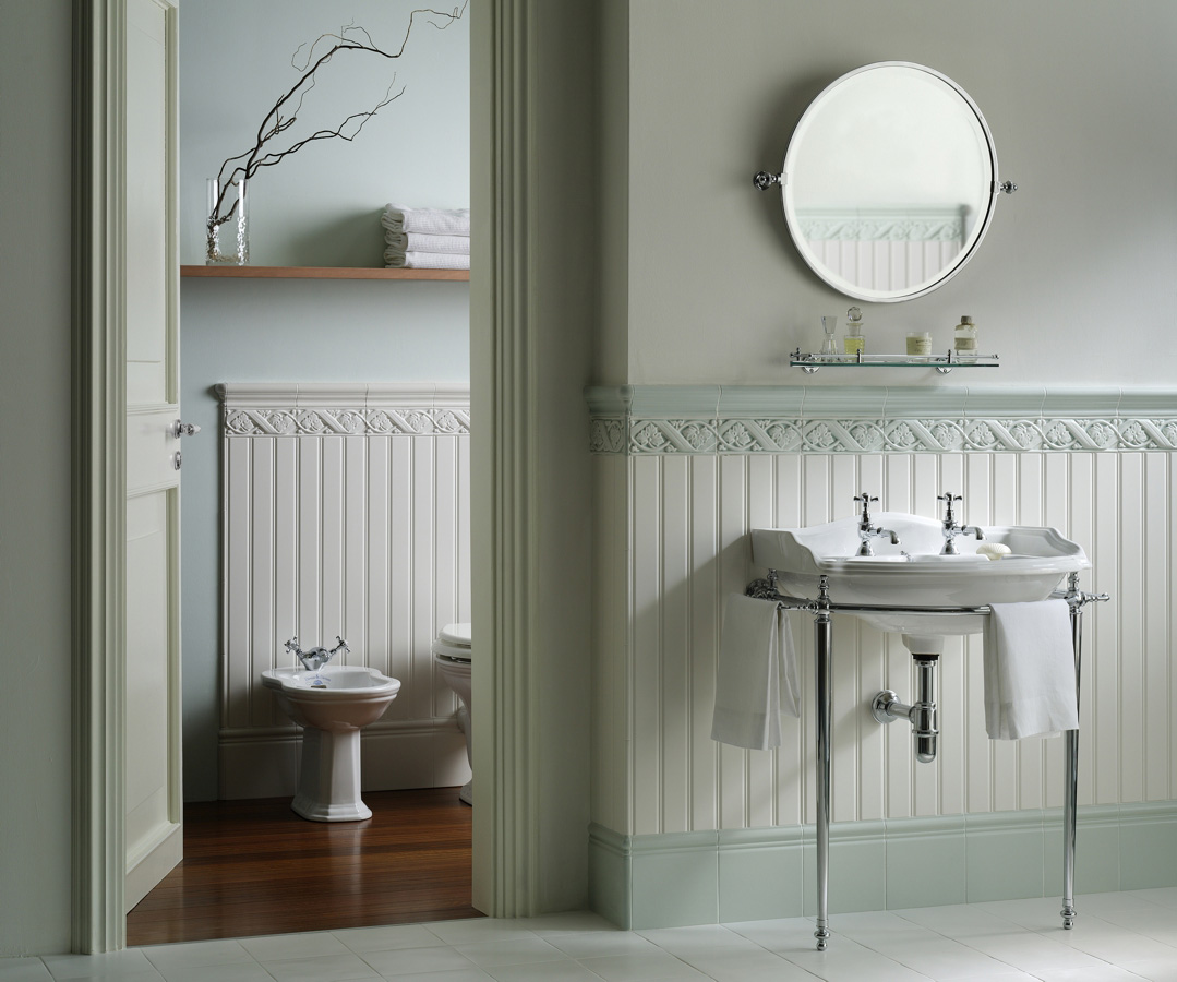 Koupelna ve stylu inspirovaném dřevěným obložením s obklady Ceramiche Grazia Boiserie, doplněná o volně stojící umyvadlo a zrcadlo