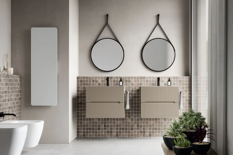 Sestava koupelnového nábytku Smyle Ideagroup s vysokou doplňkovou skříní a osvětleným zrcadlem. Funkční úložné prostory v koupelně, světlý dřevodekor a moderní sanitární keramika v nabídce ASSO