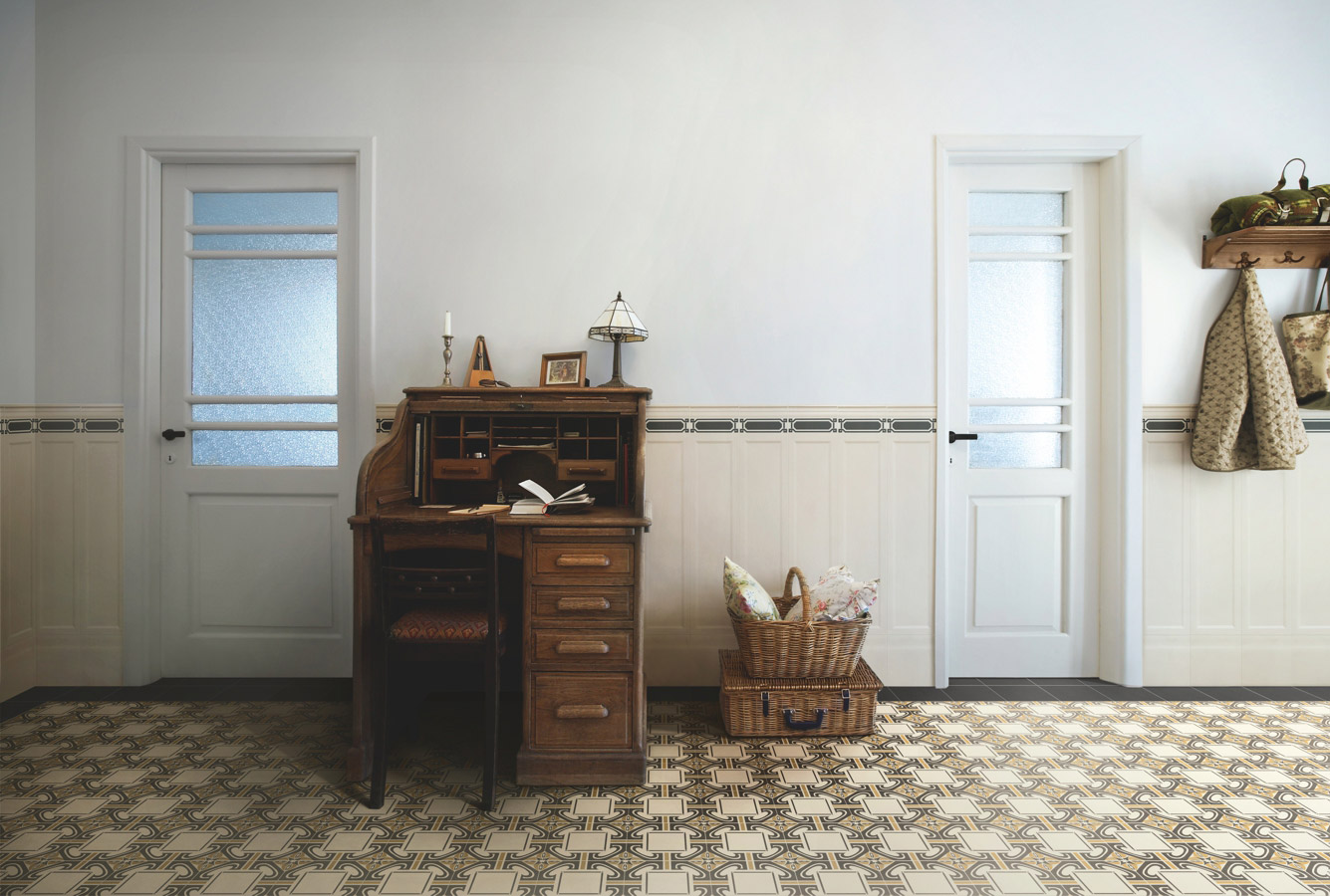 Inspirace pro interiér v retro stylu s výraznou dlažbou, doplněnou o vintage nábytek a klasické bílé dveře.