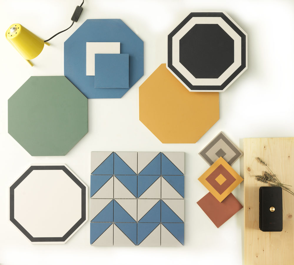 Kolekce dlaždic Ceramiche Grazia Pitti s různými tvary a barvami, včetně osmiúhelníků v modré, zelené, žluté a černé, a také trojúhelníkových dlaždic pro vzory.