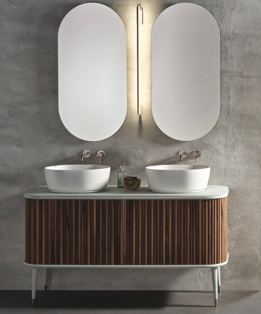 Detail posuvných lamelových dvířek z ořechu Canaletto technikou tambour. Luxusní koupelnový nábytek s dřevěnými vodicími lištami, italské řemeslné zpracování a detail textury dřeva.