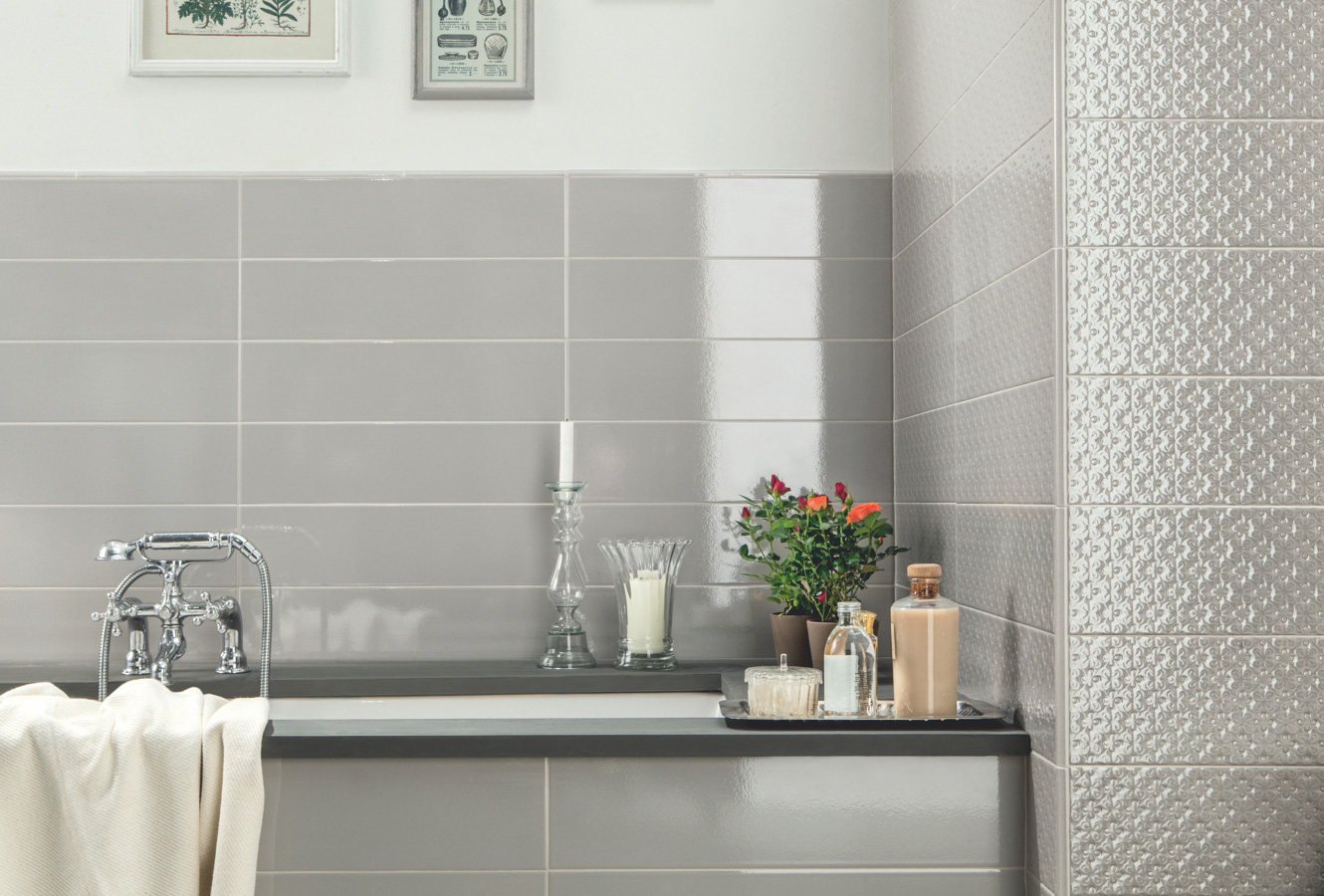 Inspirace pro minimalistickou koupelnu: kombinace lesklých a texturovaných šedých obkladů vytvářející klidný a moderní prostor.