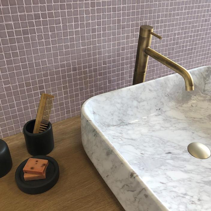 Rustikální obklad v koupelně z mozaiky